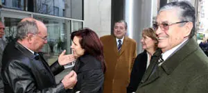 Pilar Pin saluda al presidente de la Asociación Española, José María García, a su llegada a la entidad.