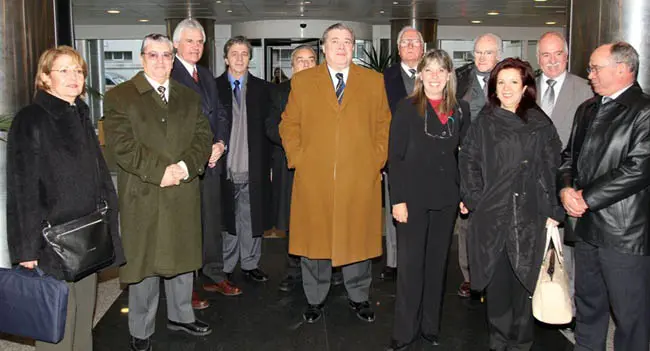 Pilar Pin posa con la directiva de la Asociación Española. 