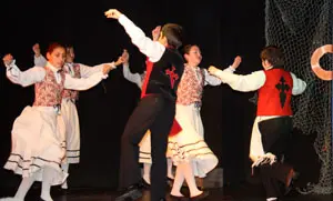 Actuaci&oacute;n de uno de los grupos de j&oacute;venes.