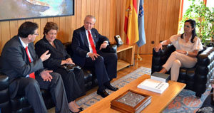 Pilar Rojo recibió en su despacho del Parlamento a la comitiva del Gobierno dominicano. 