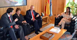 Pilar Rojo recibió en su despacho del Parlamento a la comitiva del Gobierno dominicano.