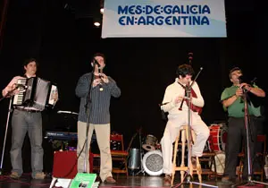 El grupo &lsquo;Sete Netos&rsquo;, durante su actuaci&oacute;n en el teatro Castelao. 