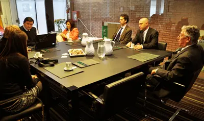 Reunión de la firma del convenio de colaboración entre la Universidad Siglo XXI y la Fundación Mujer, Paz y Desarrollo.