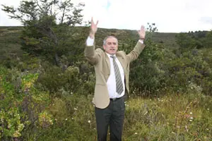 Alfredo Barber&iacute;a indica el lugar donde se va situar el 'cruceiro'. 