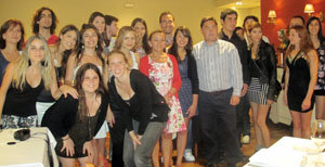  La presidenta de la Diputación de León posó con los 18 participantes en el programa ‘Raíces’.