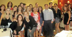 La presidenta de la Diputación de León posó con los 18 participantes en el programa ‘Raíces’.