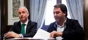  Santiago Camba y el alcalde de A Coru&ntilde;a, Santiago Negreira, durante la firma del convenio. 