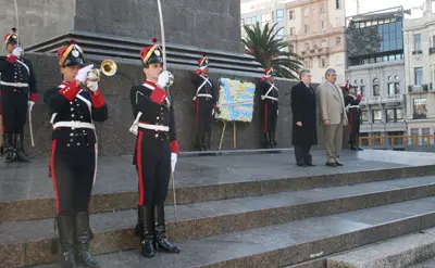  El c&oacute;nsul Eduardo Quesada y el presidente de la Uni&oacute;n, Eduardo Miras, en la ofrenda en la Plaza Independencia. 