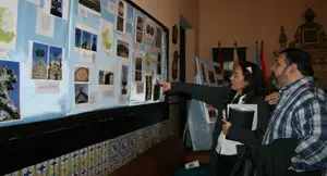 Parte del p&uacute;blico asistente contempla la muestra. 