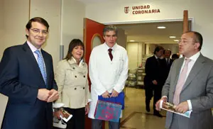 Alfonso Fernández Mañueco y Félix Colsa, durante una visita al Hospital Español de Buenos Aires.