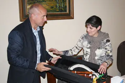 Myriam López, presidenta del Lar Gallego, recibió la gaita para el conjunto de la entidad.
