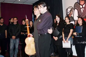  Mart&iacute;n Pr&iacute;ncipe presenta al &lsquo;Coro Nijomay&rsquo; y a su director, Daniel Landea.