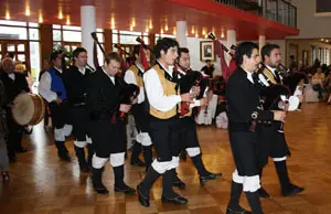  Un momento de la actuaci&oacute;n de la banda de gaitas del &lsquo;Lar Gallego&rsquo; de Santiago de Chile.