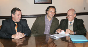  Jorge Cantalapiedra, Martín Costa y Julio Ríos, durante la firma del acuerdo.