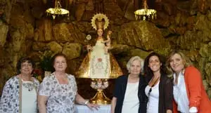 La comisión encargada del cuidado de la Santina. –Izq. a der.– Ana Sosa de Villar, Mari Gutiérrez de Cueto, María de González, Rosmary Villar Sosa y Anabel Cueto Gutiérrez.