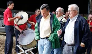  El conselleiro de Medio Ambiente, Agust&iacute;n Fern&aacute;ndez, -en el centro- con algunos acompa&ntilde;antes, durante la fiesta.