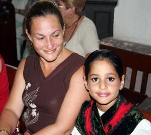  La porofesora Marilín García, con una niña del curso de verano