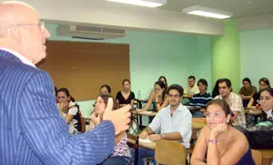  Los jóvenes participantes en la edición del pasado año atienden a una de las charlas.