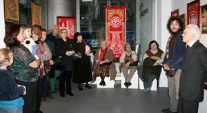  Gustavo Fern&aacute;ndez agradece la obra de Manuel Cordeiro &ndash;1&ordm; izq.&ndash;, durante la inauguraci&oacute;n de la muestra.