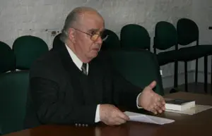  Manuel Losa, durante la conferencia que pronunci&oacute; en el Patronato da Cultura Galega en Montevideo.