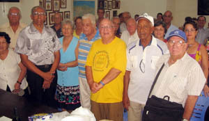  Nelson Fernández, –en el centro–, acompañado por directivos de la sociedad.