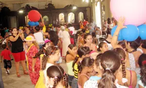 Los niños disfrutaron de las piñatas y los payasos