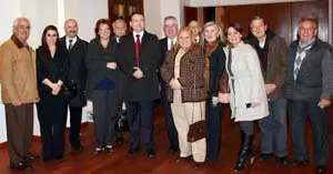 Manzano, –en el centro–, posa con los dirigentes de la Federación de Sociedades Castellanas y Leonesas de Argentina.