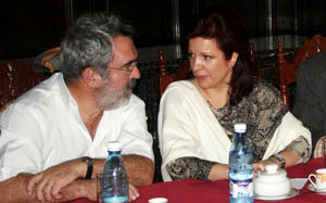  Pedro Martínez de Goicoechea charla con Pilar Pin, durante la última visita de la directora general a La Habana.