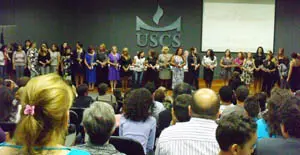 Un momento de la entrega de certificados a las participantes en el curso de formación de cuidadoras.