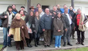 El presidente del Centro Gallego Francisco Solla (c) con la delegación y varios directivos de la entidad.