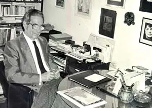 Imagen de archivo de Ramón Piñeiro en su despacho.
