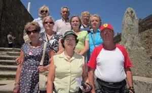 Socios del Centro Regional de Salamanca en Madrid, en las proximidades del santuario de Nuestra Señora de la Peña de Francia.