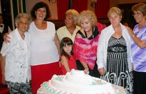  El Comité agasajó con una tarta a los emigrantes madrileños y gallegos que celebraron su cumpleaños.