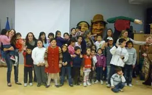 Foto de familia de los participantes en la celebración del Día del Niño.