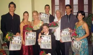 Laurencio Milián –en el centro– junto a otros ganadores del certamen.