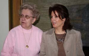  La doctora Elma Espisúa con Pilar Pin, durante la visita de ésta al Hospital Español en 2010.