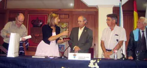 Belén Cachafeiro, teniente de alcalde de Forcarei, entrega a José Antonio Otero una escultura de bronce del Gaiteiro de Soutelo.