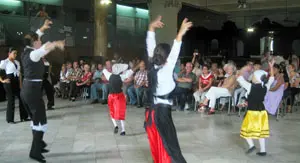  El grupo de baile de la sociedad, durante su actuaci&oacute;n en la velada organizada por la Agrupaci&oacute;n.