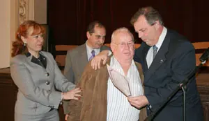  Jorge Torres entrega el pergamino de reconocimiento a Jos&eacute; Fandi&ntilde;o. 