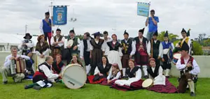 Foto de familia del grupo de floclore L’Alborada’ y la banda de gaitas ‘Estafeira’.