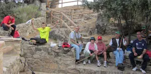 Los participantes en la marcha repusieron fuerzas en el mirador del Cachón del Río Camaces.