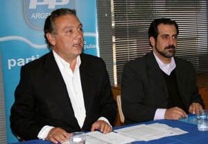  Alfredo Prada –en primer término– con Fernando López, presidente del PP en Argentina.