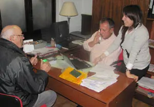 Empleados del Consulado General de España en Argentina toman datos biométricos.