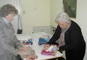 Las mujeres son las encargadas de confeccionar las mantas.