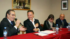 Pedro Bello saluda a Alfredo Prada, a su lado, Julia Hernando y Joaquín Rebollo.