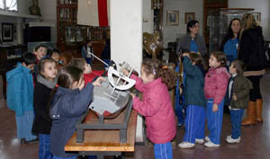  Los niños pudieron ver el funcionamiento de algunos de los instrumentos expuestos. 
