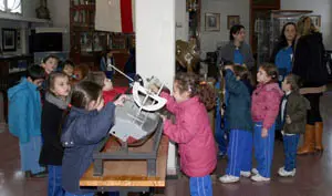 Los niños pudieron ver el funcionamiento de algunos de los instrumentos expuestos.
