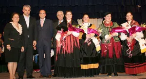  La reina y las princesas electas para el per&iacute;odo 2011/2012 posan junto a directivos de la casa y autoridades espa&ntilde;olas y gallegas presentes en la fiesta.