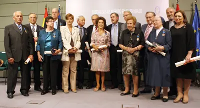 El ministro de Trabajo posa con los galardonados.