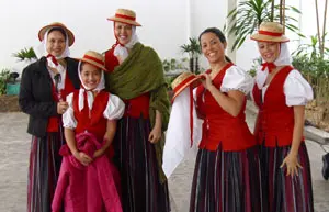 Un grupo de jóvenes con los trajes típicos canarios.